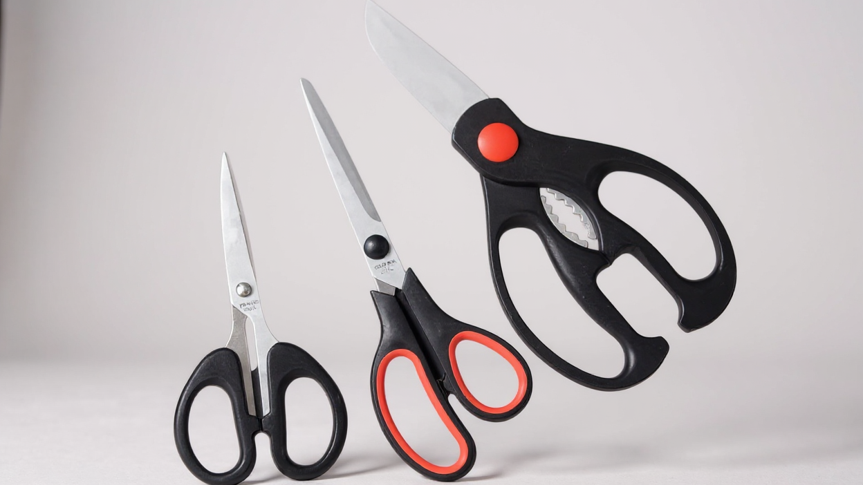 Lot de 3 ciseaux de cuisine multifonctions en acier inoxydable, ambidextres, sûrs pour aliments, incluant coupe-viande et accessoires.